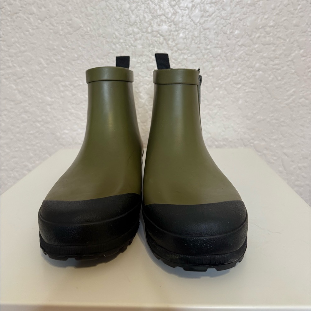Brand: Madewell / Style: Zip Up Lugsole Rain Boot / Color: Desert Moss / Size: 5
